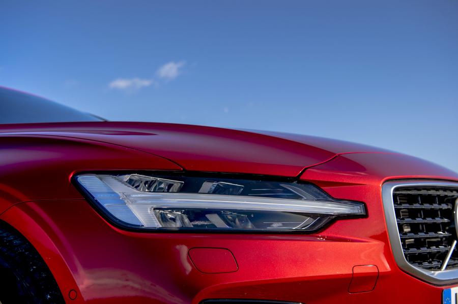 Детали экстерьера Volvo V60 T5 R-Design 2018 года  (UK) (фото 4 из 40)